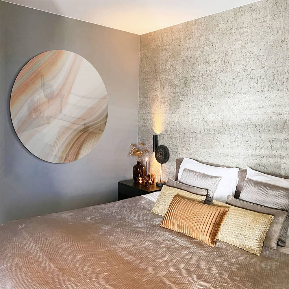 Luxe interieur met design wandcirkel glasschilderij van abstract zand marmer
