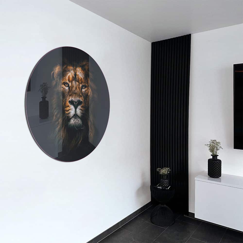 Luxe interieur met design muurcirkel schilderij van luxe leeuw