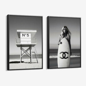 strandwacht huisje chanel nummer 5 en vrouw op strand met chanel surfplank zwart wit schilderij