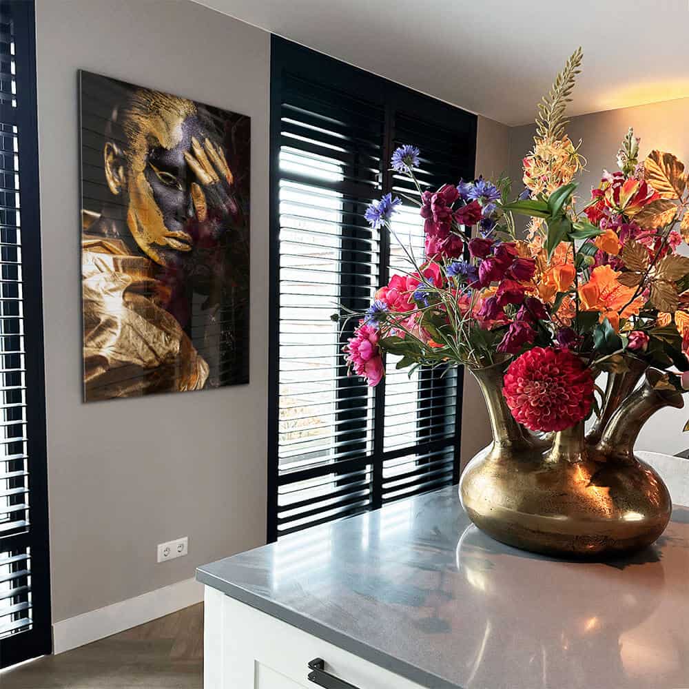 Luxe interieur met design glasschilderij van luxe zwart en gouden body art meisje