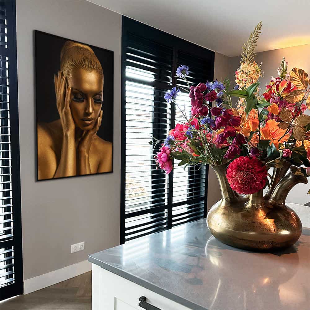 Luxe interieur met design schilderij van luxe gouden body art meisje