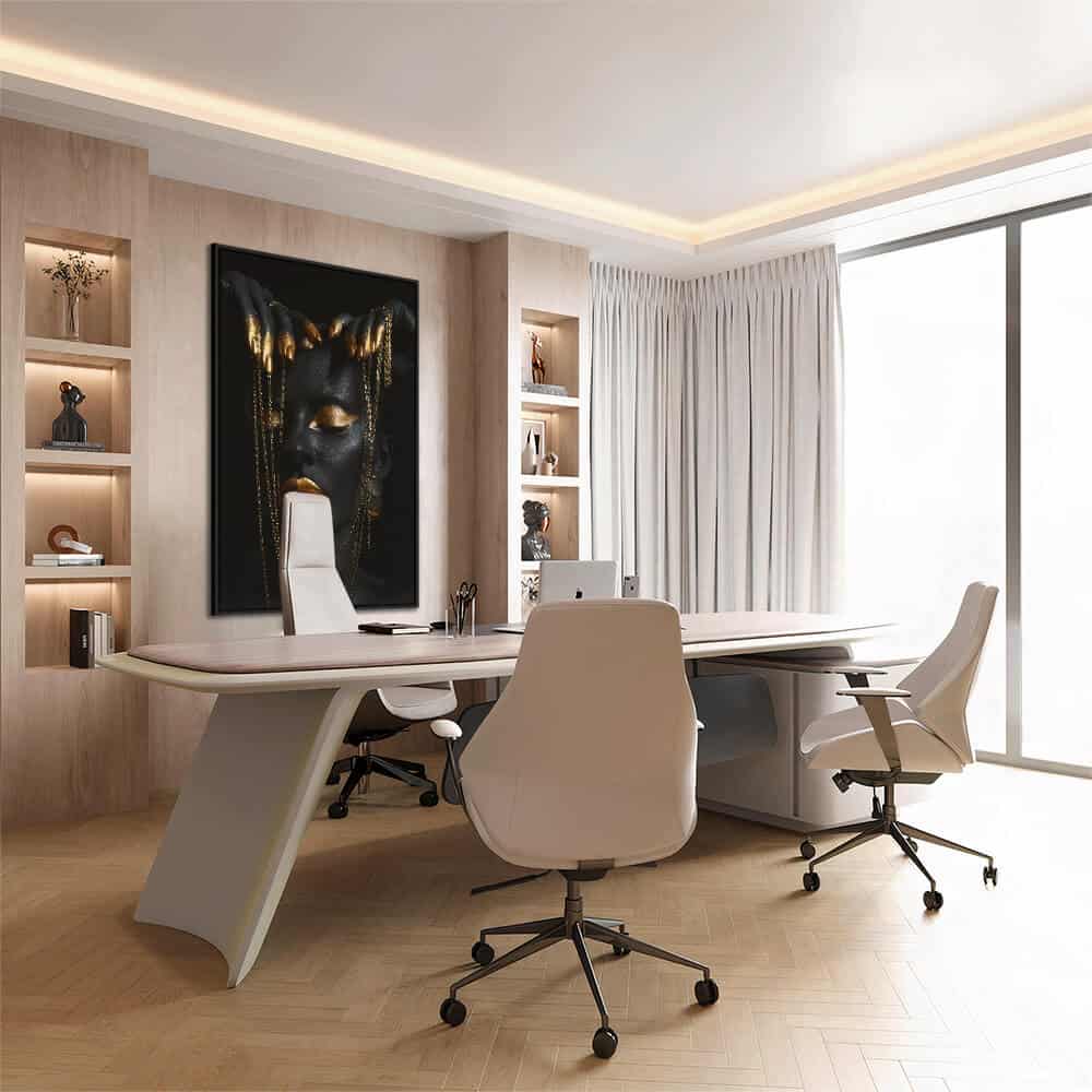 Luxe interieur met design schilderij van luxe gouden body art meisje